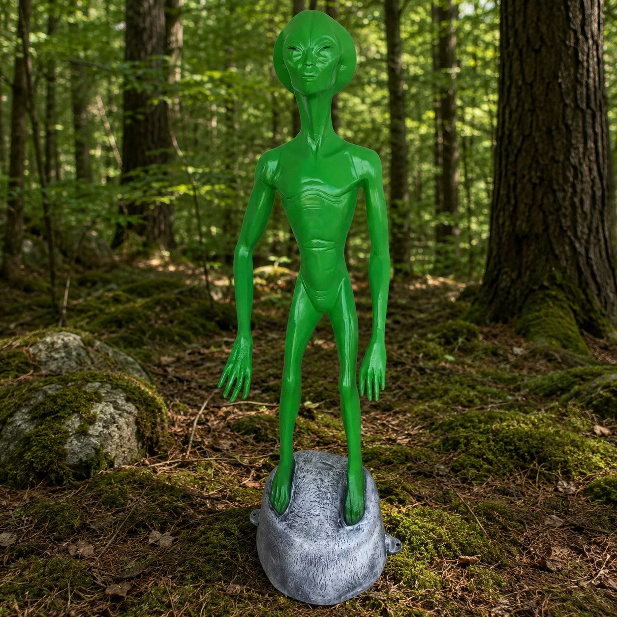 Cast aluminum alien statue.  Great for retail store displays including gun stores, porches, cabins, and more!